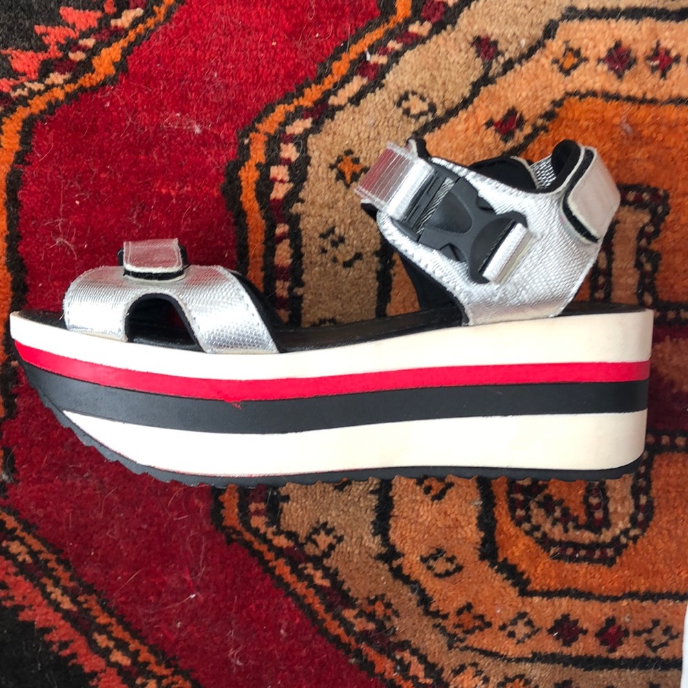 Sporty platform stripe sandals